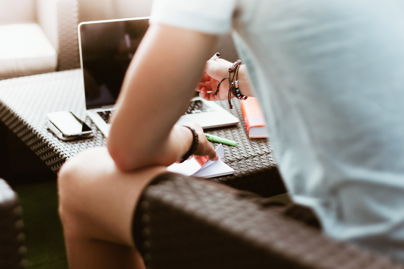 studieren in Berlin, Mann schreibt mit Laptop