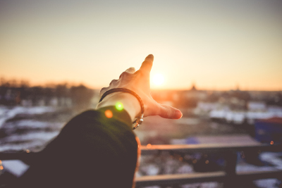 Hand streckt sich in die Sonne